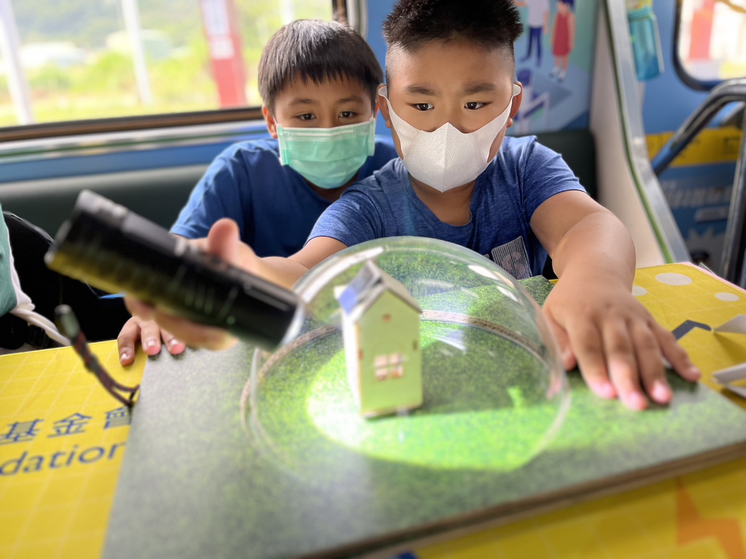 G22恒峰參與基礎科學主題車廂，以STEAM教學精神，設計「逐日科學家」、「太陽能工程師」以及「淨零建築師」三大能源科普課程和實驗